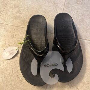 Oofos Oolala Luxe Flip Flop Sandal Womens Size 10 Black Comfort Recovery